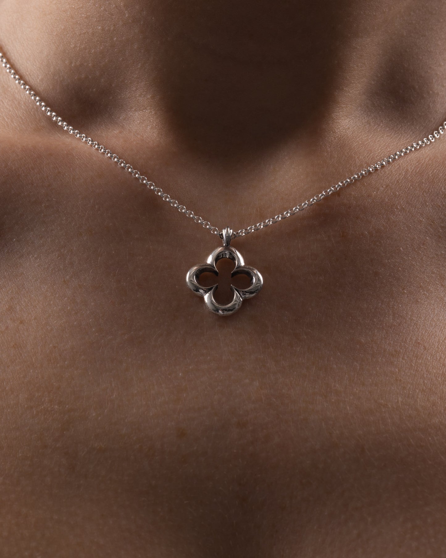 LA FLEUR SILVER PENDANT